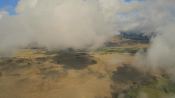Voler à travers les nuages avec une belle vue sur les montagnes .