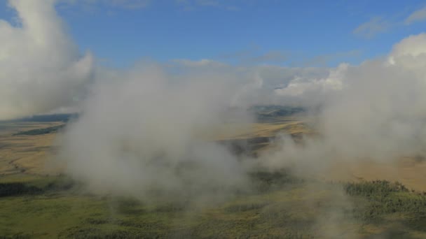 Voler à travers les nuages avec une belle vue sur les montagnes .