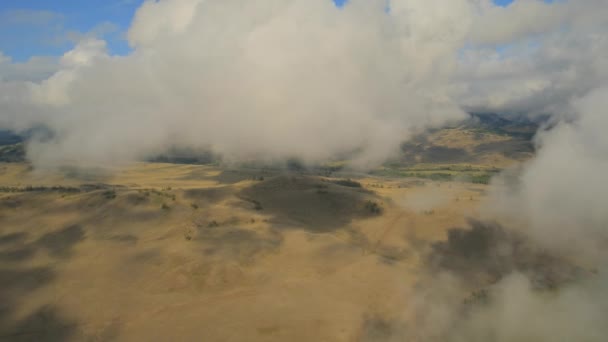 Voler à travers les nuages avec une belle vue sur les montagnes .
