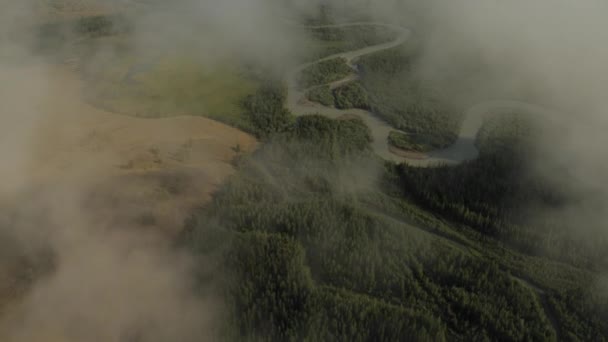 Voler à travers les nuages avec une belle vue sur les montagnes .