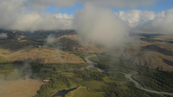Voler à travers les nuages avec une belle vue sur les montagnes .