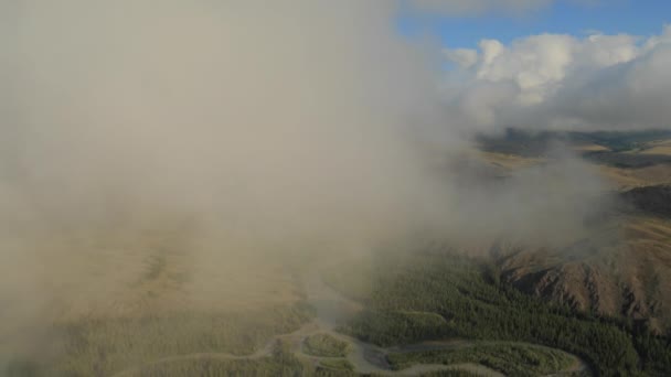 Voler à travers les nuages avec une belle vue sur les montagnes .