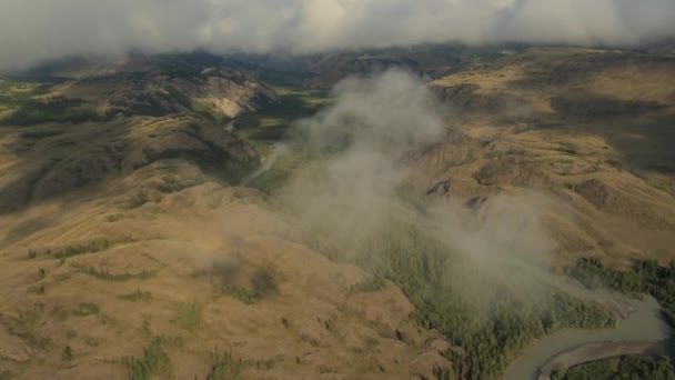 Voler à travers les nuages avec une belle vue sur les montagnes .