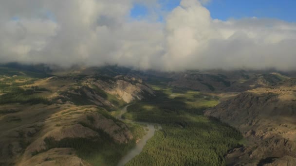 Voler à travers les nuages avec une belle vue sur les montagnes .