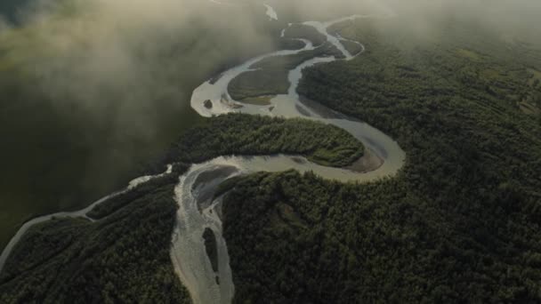 Volando a través de las nubes con una hermosa vista del paisaje sobre las montañas . — Vídeos de Stock