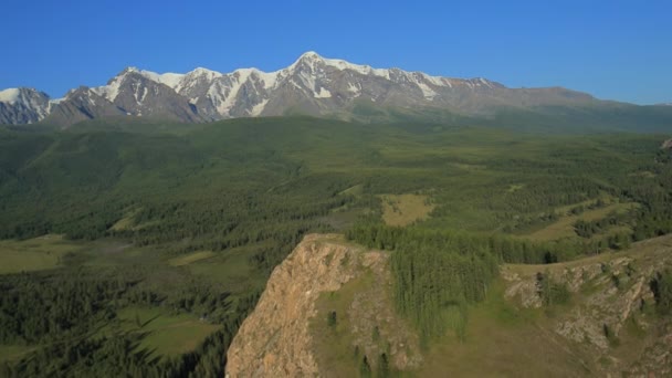 Widok z lotu ptaka. Latające nad jezioro górskie. Ałtaj, Siberia. Kurai stepowy. — Wideo stockowe