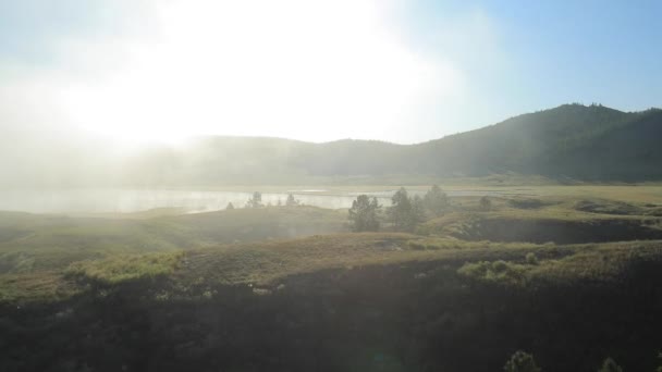 Morning Mist hängande över sjön — Stockvideo