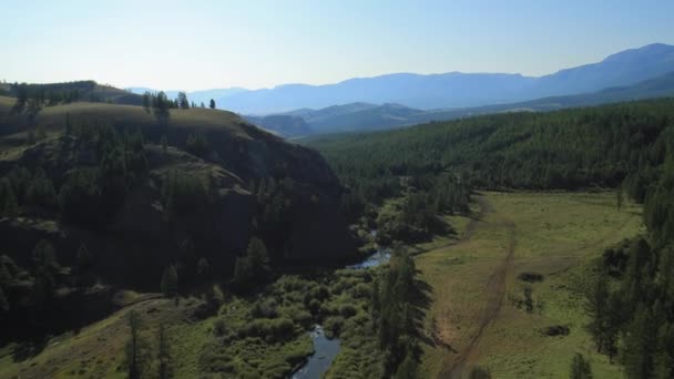 Volando sobre el río. Montañas de Altai, Siberia. Kurai Steppe — Vídeos de Stock