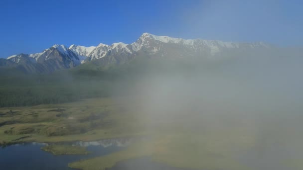 Widok z lotu ptaka. Latające nad jezioro górskie. Ałtaj, Siberia. Kurai stepowy. — Wideo stockowe