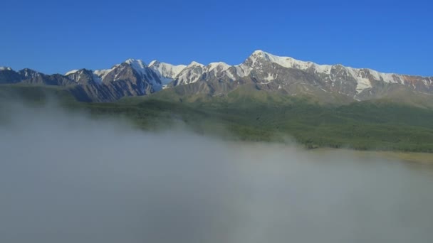 Légifelvételek. Repül át a hegyi tó. Altáj, Siberia. Kurai sztyepp. — Stock videók