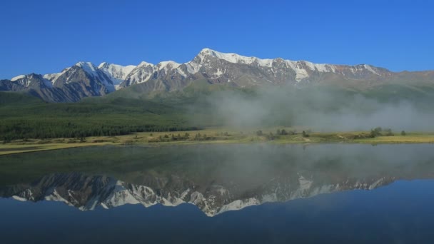 空撮。山湖の上飛んでいます。アルタイ、シベリア。倉井草原. — ストック動画
