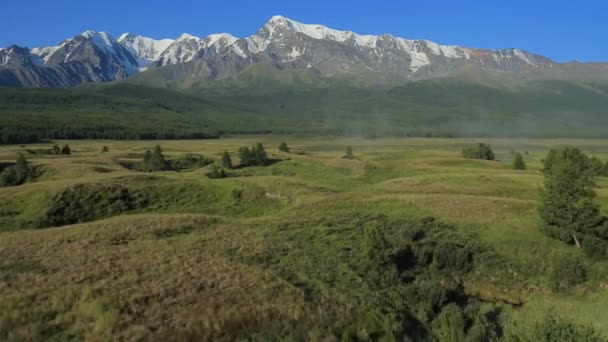 Luftaufnahme. fliegen über den Bergsee. altai, sibirien. Kurai-Steppe. — Stockvideo