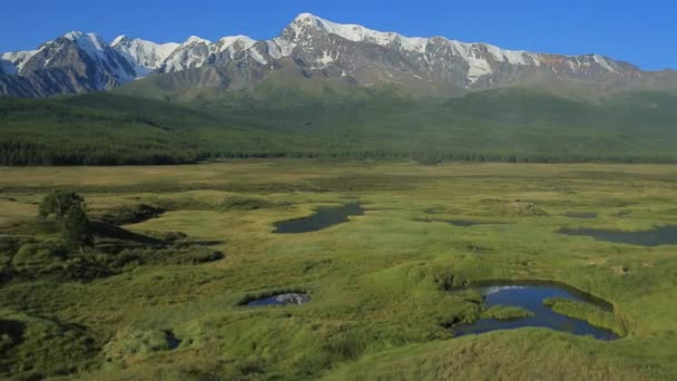 鸟瞰图。飞越高山湖泊。西伯利亚的阿尔泰山。Kurai 草原. — 图库视频影像