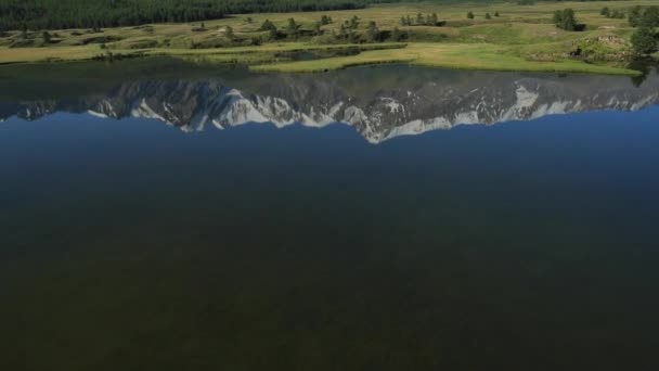 Widok z lotu ptaka. Latające nad jezioro górskie. Ałtaj, Siberia. Kurai stepowy. — Wideo stockowe