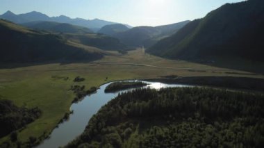 Uçan Nehri. Altay, Sibirya'nın dağları. Kurai bozkır