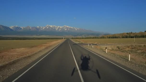 Flygande längs vägen. Shadow paramotor. — Stockvideo