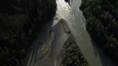 Uçan Nehri. Altay, Sibirya'nın dağları. Kurai bozkır