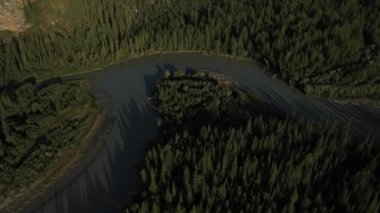 Uçan Nehri. Altay, Sibirya'nın dağları. Kurai bozkır