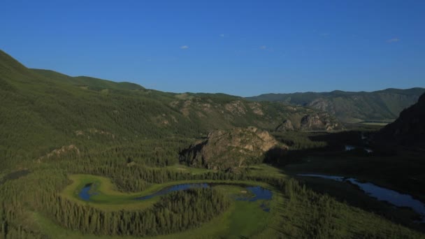 A sobrevoar o rio. Montanhas de Altai, Sibéria. Estepe de Kurai — Vídeo de Stock