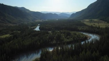 Uçan Nehri. Altay, Sibirya'nın dağları. Kurai bozkır