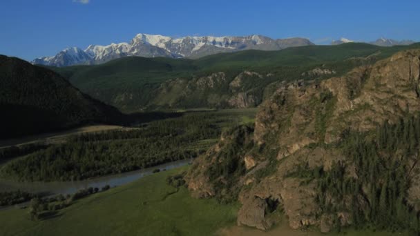 Vzdušný záběr otevřeného rangandu s lesy a horami. Altai, Sibiř. Kurai Steppe. — Stock video