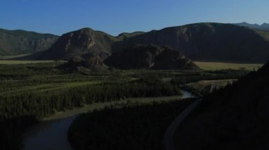 Uçan Nehri. Altay, Sibirya'nın dağları. Kurai bozkır