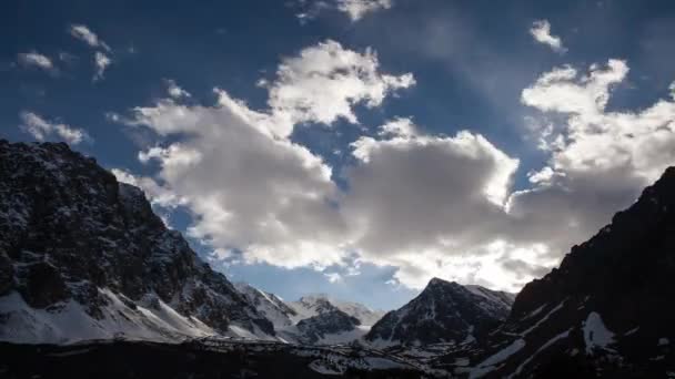 Taymlaps Primavera nas montanhas . — Vídeo de Stock