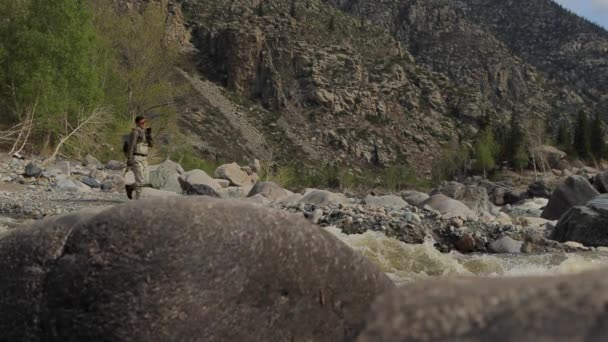 Рыбаки на камнях ловят рыбу в грубой воде . — стоковое видео