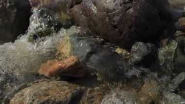 Dağ Vadisi ayak dağlar, nehirde. Manzara.