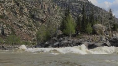 Dağ Vadisi ayak dağlar, nehirde. Manzara.