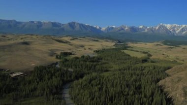 Uçan Nehri. Altay, Sibirya'nın dağları. Kurai bozkır