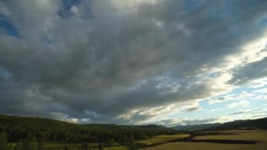 Fırtına bulutları akışı renkli Vadisi boyunca.