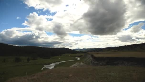 다채로운 계곡을 가로질러 폭풍 구름 스트림. — 비디오