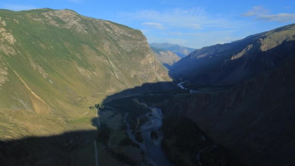Repülés a hegyek felett. Altáj. Szibéria. Repül át a folyón. Erdő-völgy. — Stock videók