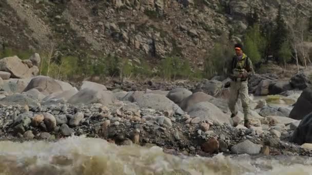 Fiskare på stenarna fånga fisk i grov vatten. — Stockvideo