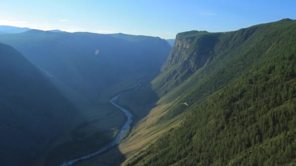 Volo sulle montagne. Altai. Siberia. Volare sul fiume. Forest Valley . — Video Stock