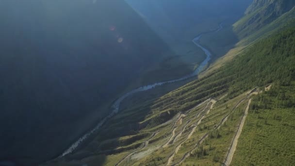 Dağların üzerinden uçmak. Altay. Sibirya. Nehrin üzerinde uçuyor. Orman Vadisi. — Stok video