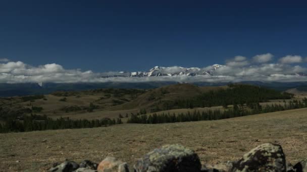 아름 다운 흰 구름 푸른 하늘에 떠 있는 산에. — 비디오