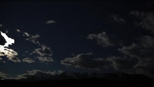 Una noche de verano las nubes flotan a través del cielo . — Vídeos de Stock