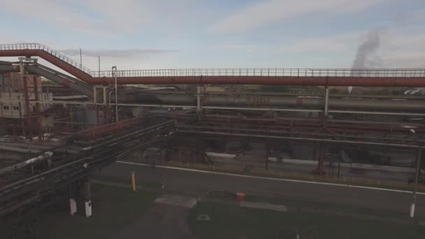 Letecký pohled na průmyslové infrastruktury, na výrobu koksu. — Stock video