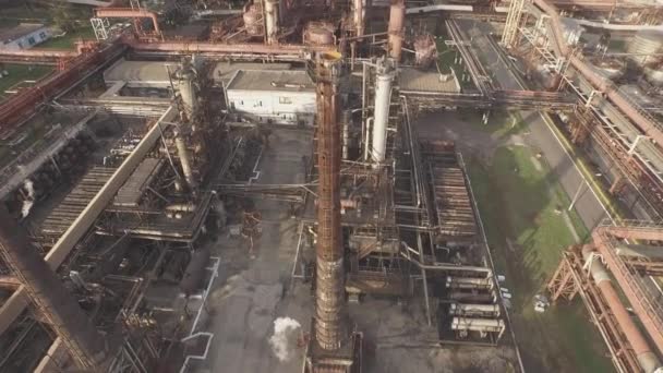 Вид с воздуха на промышленную инфраструктуру, на производство кокса . — стоковое видео