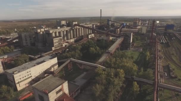 Luchtfoto van industriële infrastructuur, bij de productie van cokes. — Stockvideo