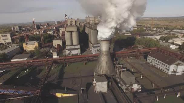 Вид с воздуха на промышленную инфраструктуру, на производство кокса . — стоковое видео