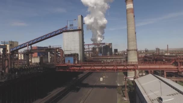 Letecký pohled na průmyslové infrastruktury, na výrobu koksu. — Stock video