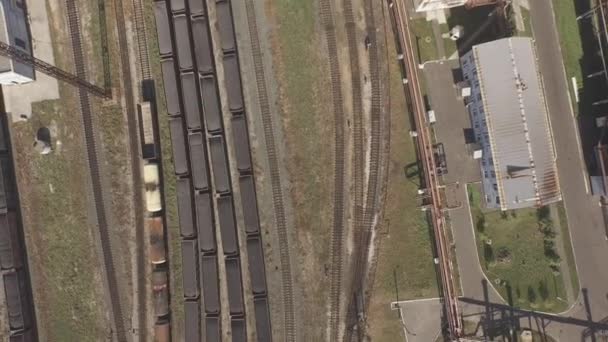 Letecký pohled na průmyslové infrastruktury, na výrobu koksu. — Stock video