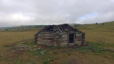 Boş alan üzerinde eski ev