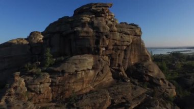 Kayalık dağ göl kenarında