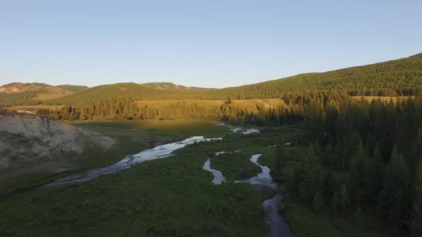 Flug über den Fluss an einem wunderschönen Ort. — Stockvideo