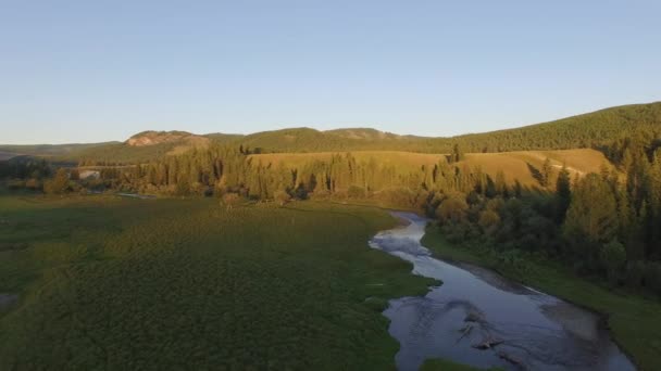 Flygande över floden på en vacker plats. — Stockvideo