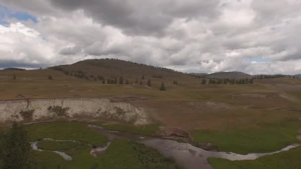 Volando sobre el río en un hermoso lugar . — Vídeos de Stock